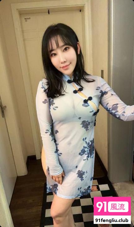 观音桥翘臀美女